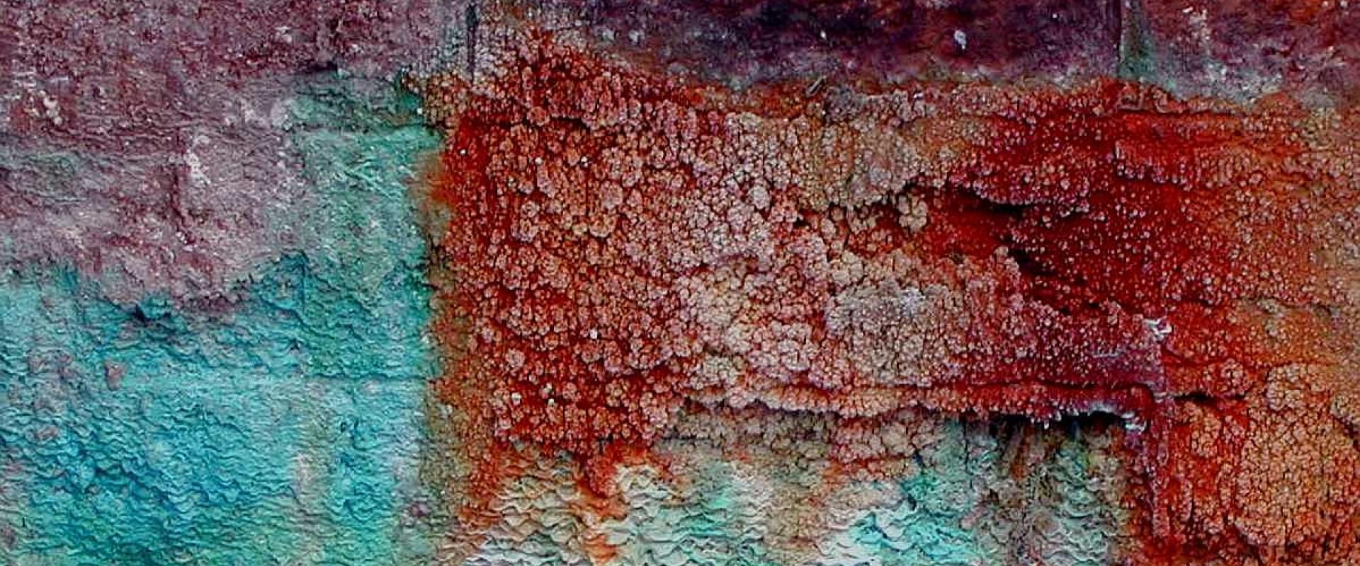 Colorations sur un mur dûes au minerai de cuivre